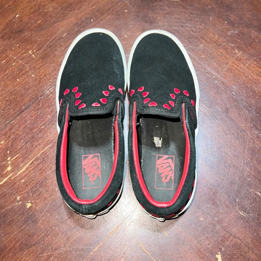 Vans Kids Classic Slip-On Black Suede Red Embroidered Hearts Sneakers Size 2.5Y